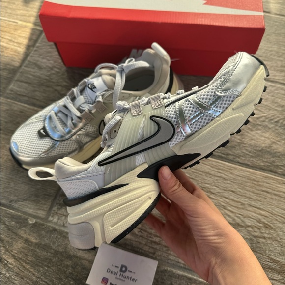 Brand New Nike V2K Run “Summit White Metallic Silver “ Women’s Shoes FD0736-100 - Picture 11 of 12